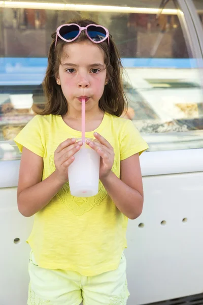 Kleines Mädchen trinkt ein Eis — Stockfoto