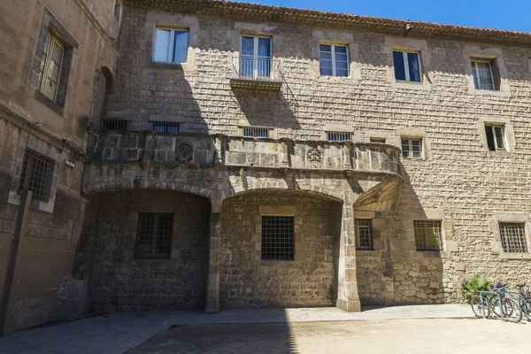 Mittelalterliches gebäude in der altstadt barcelona — Stockfoto