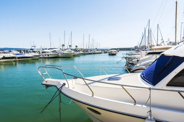 Jachten en zeilboten aangemeerd bij de marina, Spanje — Stockfoto