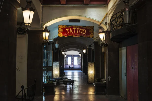 Tienda de tatuajes y piercing en el casco antiguo de Barcelona —  Fotos de Stock