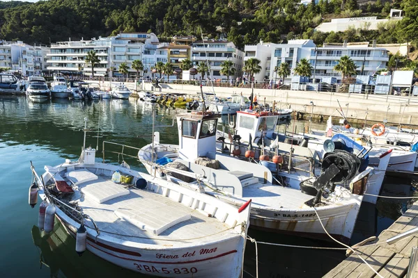 Vissershaven en recreatieve boten in Estartit, Spanje — Stockfoto