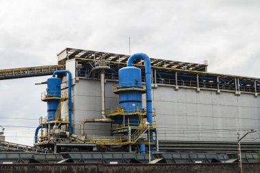 Konveyör ve vagonlar ile kimya fabrikası