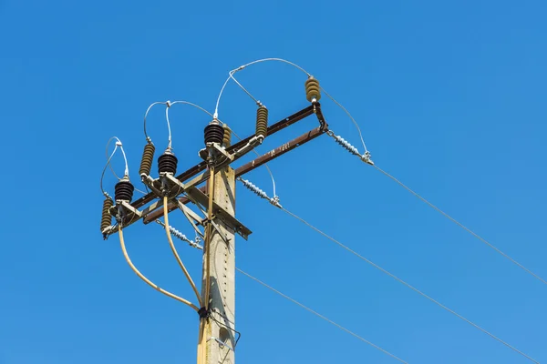 Electricidad poste contra cielo azul —  Fotos de Stock