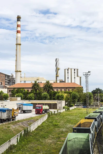 Chemiefabrik mit Güterwagen und Waggons — Stockfoto