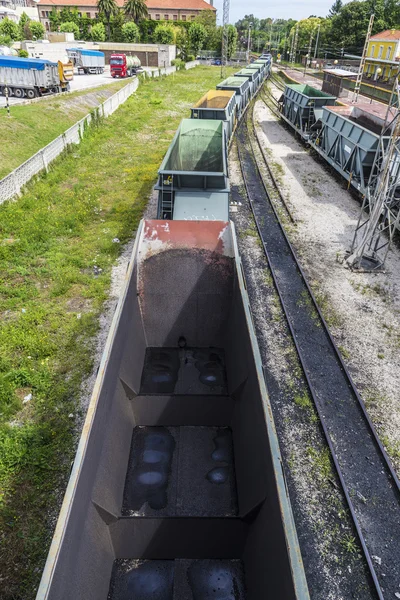 Güterwagen an einem Bahnhof gestoppt — Stockfoto