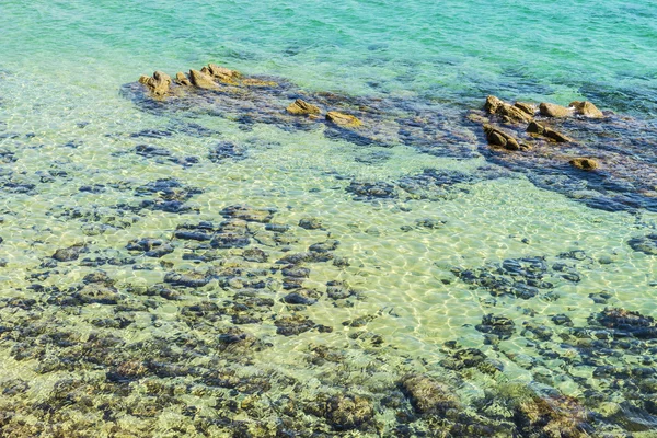 水晶般清澈的海水，与岩石，布拉瓦海岸，西班牙 — 图库照片