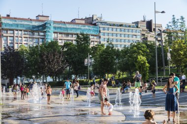 Bilbao, İspanya bir parkta banyo çocuk