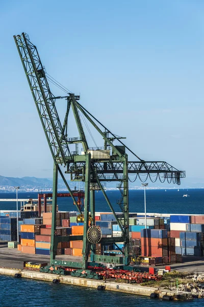 Guindaste de porto enorme cercado por contêineres — Fotografia de Stock