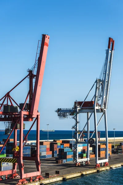 Enorme grúa portuaria rodeada de contenedores — Foto de Stock