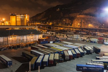 Barcelona harbor view gece adlı