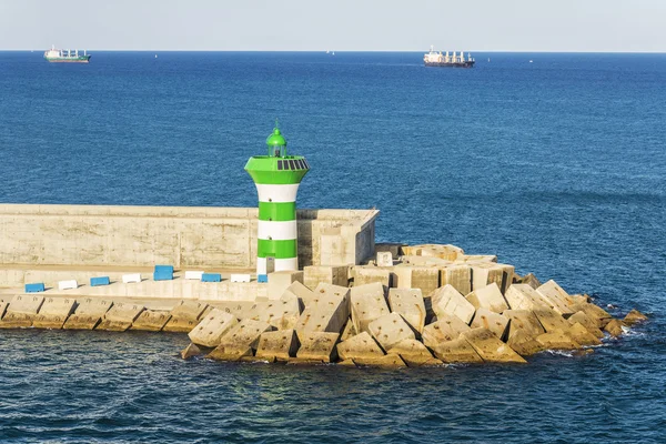 Faro su un frangiflutti, Barcellona — Foto Stock