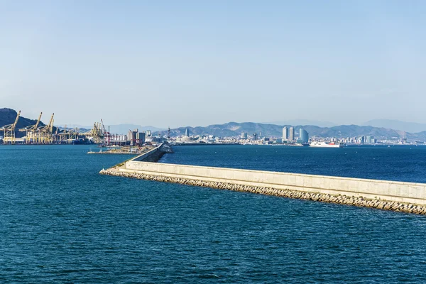 Barcelona panorama met haven op de voorgrond — Stockfoto