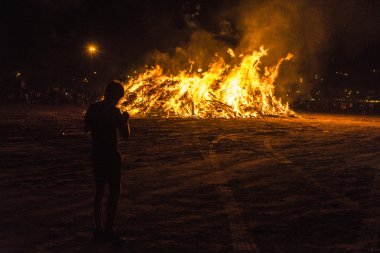 Çocuk geceleri, Costa Brava, İspanya bir plajda şenlik ateşi üzerinde