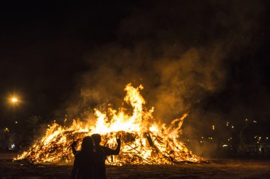 Ateşin ortasına bir plaj, gece, Costa Brava, İspanya