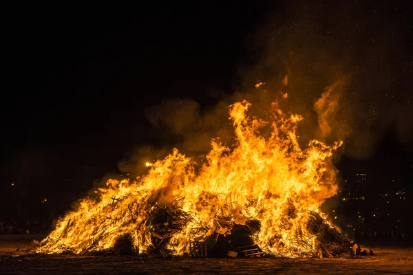 Φωτιά σε μια παραλία τη νύχτα, Κόστα Μπράβα, Ισπανία — Φωτογραφία Αρχείου