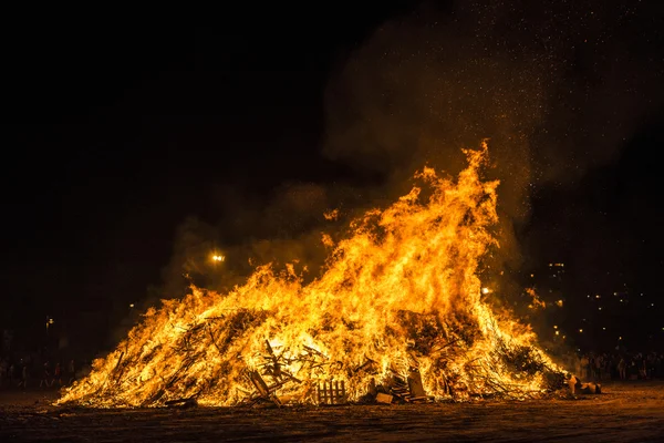 Vreugdevuur op een strand bij nacht, Costa Brava, Spanje Spanje — Stockfoto