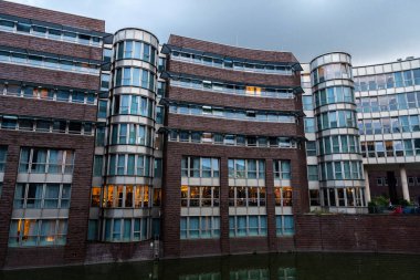 Modern binalar, Almanya 'nın Hamburg şehir merkezinde, Neustadt mahallesinde bir kanalın yanında yer almaktadır. 