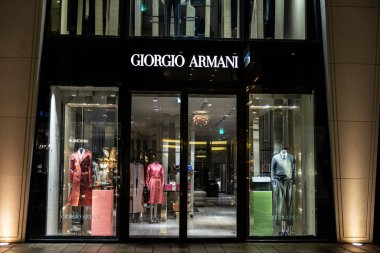 Hamburg, Almanya - 15 Ağustos 2019: Almanya 'nın Hamburg kentindeki Neuer Wall Street' te bir Giorgio Armani lüks giyim mağazasının gece gösterimi