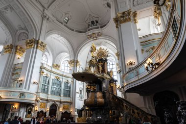 Hamburg, Almanya - 16 Ağustos 2019: St. Michael Kilisesi 'nin minber ve mihrabı, St Michaelis veya Michel etrafında insanlar, Almanya' nın Hamburg merkezinde yer alan Lüteryen kilisesi 
