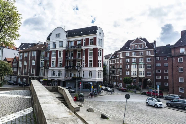 Hamburgo Alemania Agosto 2019 Calle Con Edificios Residenciales Clásicos Gente — Foto de Stock