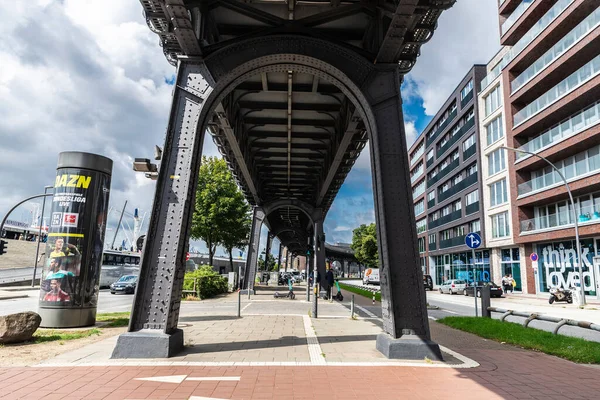 Hamburgo Alemania Agosto 2019 Calle Con Viejo Puente Ferroviario Metálico — Foto de Stock