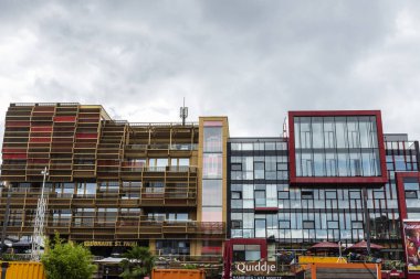 Hamburg, Almanya - 16 Ağustos 2019: St. Pauli, Hamburg, Almanya 'da restoranları ve barları olan modern binalar