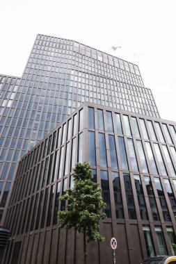 Hamburg, Almanya - 16 Ağustos 2019: Empire Riverside Hotel cephesi, Almanya 'nın Hamburg eyaletinde yer alan modern bir gökdelen