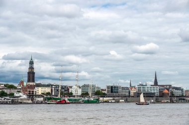 Hamburg, Almanya - 16 Ağustos 2019: St. Pauli, Hamburg, Almanya 'da Elbe Nehri üzerinde yolcu gemileri ve yelkenli tekneleri ile liman