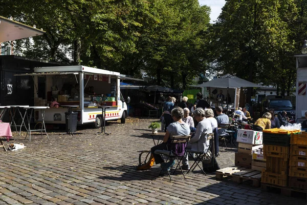 德国汉堡 2019年8月21日 农贸市场Grossneumarkt 街头食品市场 人们在德国汉堡Neustadt一家酒吧的阳台上 — 图库照片