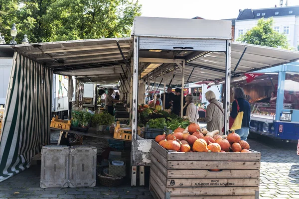 Hamburgo Alemanha Agosto 2019 Vendedor Uma Loja Frutas Vegetais Com — Fotografia de Stock