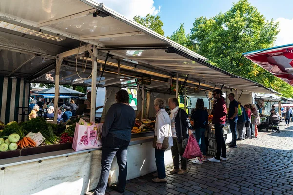 ドイツ ハンブルク 2019年8月21日 ファーマーズマーケットの周りの人々と果物や野菜の店の売り手グロスヌマルクト ドイツ ハンブルクのノイシュタットのストリートフード市場 — ストック写真