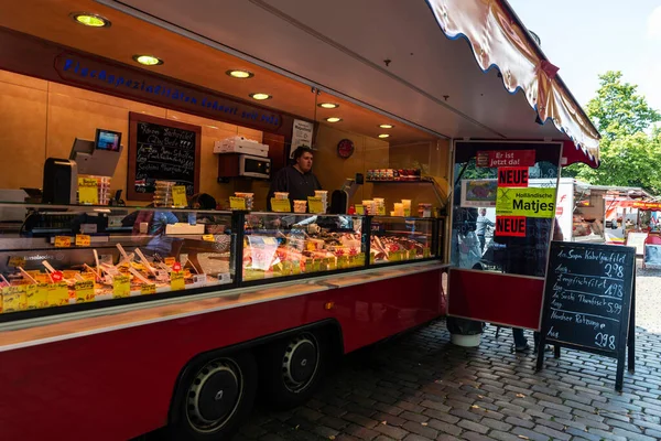 ドイツ ハンブルク 2019年8月21日 ファーマーズマーケットで調理された魚介類を専門とする店の売り手ドイツ ハンブルクのノイシュタットのストリートフード市場 グロスヌマルクト — ストック写真