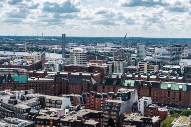 Hamburg, Almanya - 21 Ağustos 2019: Almanya 'daki St. Nicholas (Nikolai) Kilisesi' nden Hamburg 'a bakış