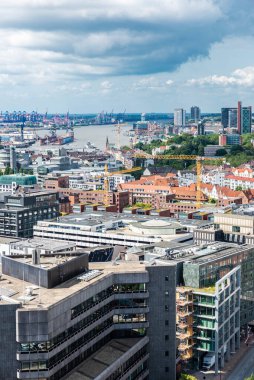 Hamburg, Almanya - 21 Ağustos 2019: Almanya 'daki St. Nicholas (Nikolai) Kilisesi' nden Hamburg 'a bakış