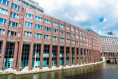 Hamburg, Almanya - 21 Ağustos 2019: Almanya 'nın Hamburg şehir merkezinde, Neustadt Mahallesi' nde Heiligengeistbrocke adında bir köprünün yanındaki modern binalar 