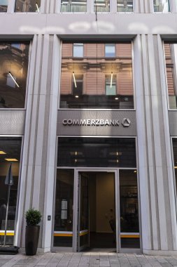 Hamburg, Almanya - 23 Ağustos 2019: Grose Bleichen 'de bir Ticaret Bankası şubesinin cephesi, Neustadt, Hamburg, Almanya' da alışveriş caddesi