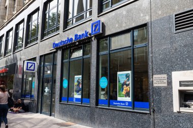 Hamburg, Almanya - 23 Ağustos 2019: Spitalerstrase, Altstadt Mahallesi, Hamburg, Almanya 'da alışveriş caddesinde insanlarla dolu bir Deutsche Bank şubesinin cephesi