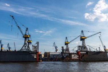 Almanya 'nın Hamburg kentindeki Elbe nehrinde konteynır vinçleri 