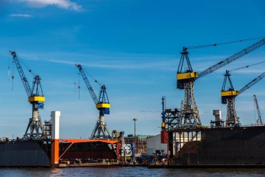 Hamburg, Almanya - 22 Ağustos 2019: Almanya 'nın Hamburg kentindeki Elbe nehrindeki konteyner vinçleri 