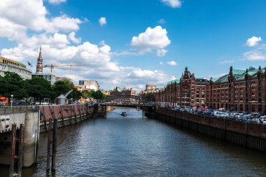 Hamburg, Almanya - 21 Ağustos 2019: Klasik binalar ve Kehrwieder, Hamburg, Almanya 'da bir kanalda yelken açan bir tekne 