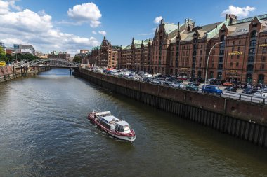 Hamburg, Almanya - 21 Ağustos 2019: Klasik binalar ve Kehrwieder, Hamburg, Almanya 'da bir kanalda yelken açan bir tekne 