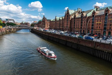Hamburg, Almanya - 21 Ağustos 2019: Klasik binalar ve Kehrwieder, Hamburg, Almanya 'da bir kanalda yelken açan bir tekne 