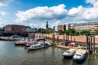 Hamburg, Almanya - 21 Ağustos 2019: Modern binalar ve Kehrwieder 'de demirlemiş tekneler ve arka planda Michael Church' ün çan kulesi, Hamburg, Almanya 