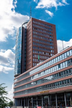 Hamburg, Almanya - 21 Ağustos 2019: Hanseatic Ticaret Merkezi (HTC), Almanya 'nın Hamburg limanındaki HafenCity mahallesindeki insanlar ile modern ofis binası 