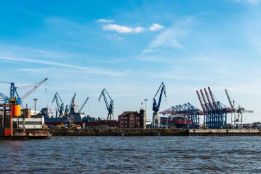 Hamburg, Almanya - 22 Ağustos 2019: Almanya 'nın Hamburg kentindeki Elbe nehrindeki konteyner vinçleri 