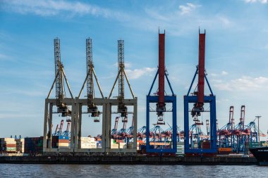 Hamburg, Almanya - 22 Ağustos 2019: Almanya 'nın Hamburg kentindeki Elbe nehrindeki konteyner vinçleri 