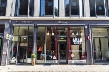 Hamburg, Almanya - 25 Ağustos 2019: Neustadt, Hamburg, Almanya 'da bir alışveriş caddesi olan Grobe Bleichen' de bir Muji giyim mağazası ve eczane cephesi
