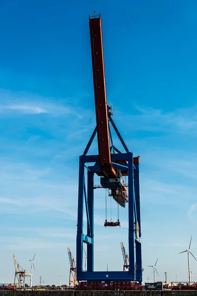 Hamburgo Alemania Agosto 2019 Grúas Contenedores Una Central Eólica Puerto —  Fotos de Stock