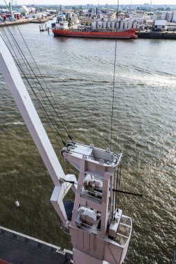 Almanya 'nın Hamburg kentindeki Elbe nehrindeki bir konteynır vincinin genel görünümü 