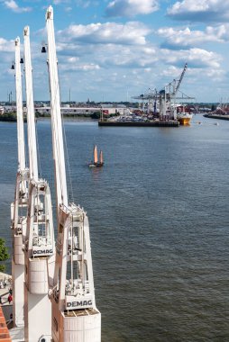 Hamburg, Almanya - 21 Ağustos 2019: Almanya 'nın Hamburg kentindeki Elbe Nehri' nde yelkenli vinci ve konteynır vinçlerinin genel görünümü 
